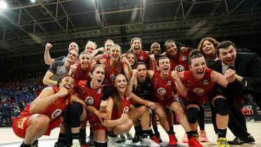 Las jugadoras del Casademont Zaragoza celebran su victoria en la final de la Copa de la Reina tras derrotar en la final al Perfumer¨ªas Avenida en el encuentro que han disputado hoy domingo en el Pabell¨®n Pr¨ªncipe Felipe de Zaragoza.