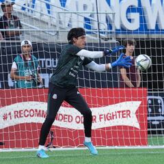 Santos goalkeeping coach says Carlos Acevedo should go to Qatar