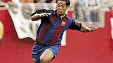 <b>LANZADO</B>. Ronaldinho supera a un rival de la Juventus, el domingo.