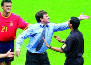 22/06/02 Mundial de Japón y Corea 2002. Cuartos de final, partido Corea-España.
Camacho y Al Ghandour.