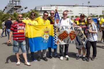 Seguidores de las UD Las Palmas y del Real Zaragoza posan en los alrededores del estadio de Gran Canaria antes del partido por el ascenso a la Primera División que ambos equipos disputarán esta tarde. 