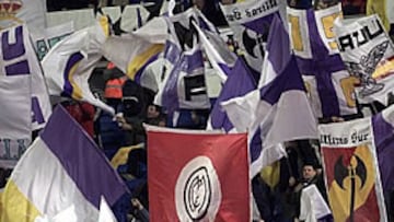 <b>PROTAGONISTAS</b>. Los Ultras protagonizaron incidentes violentos antes del partido Real Madrid-Milán y al final entregaron una placa al argentino Fernando Redondo.