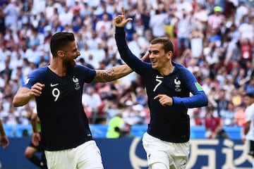 Antoine Griezmann celebra el 1-0 de penalti con Olivier Giroud.