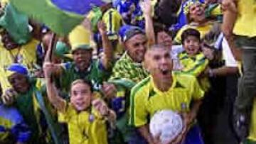 <b>FIESTA.</B> Los aficionados han convertido las calles brasileñas en una fiesta.