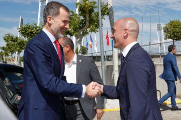 Felipe VI junto a Luis Rubiales y el nuevo ministro de Cultura y Deporte, Màxim Huerta, han deseado un buen Mundial a la selección española antes de viajar a Rusia. En la foto, Felipe VI saluda a Luis Rubiales, presidente de la RFEF.