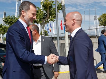 Felipe VI junto a Luis Rubiales y el nuevo ministro de Cultura y Deporte, Màxim Huerta, han deseado un buen Mundial a la selección española antes de viajar a Rusia. En la foto, Felipe VI saluda a Luis Rubiales, presidente de la RFEF.