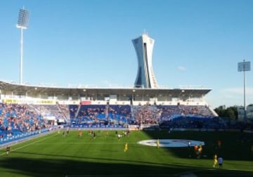 Capacidad: 20,801. Una afición muy apasionada, pero le resta puntos el diseño del estadio con las esquinas al aire libre. Si la cuarta grada fuese cerrada como las otras, el estadio ganaría muchos puntos más.