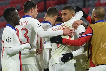 2-3. Kylian Mbappé celebró el tercer gol.