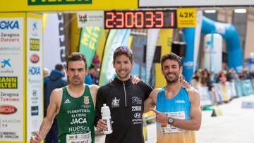 ZARAGOZA, 16/04/2023.-El atleta segoviano Javi Guerra (c) posa junto a los atletas Alberto Puyuelo (i) y Álex Jiménez (d), tras ganar el Campeonato de España de maratón, este domingo, en Zaragoza. EFE/ Javier Belver
