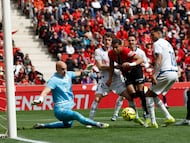 PALMA DE MALLORCA, 15/03/2026.- El jugador del Mallorca Mateo Joseph (c) durante el partido de LaLiga entre El Real Mallorca y El Espanyol que se disputa, este domingo, en Son Moix. EFE/ Cati Cladera