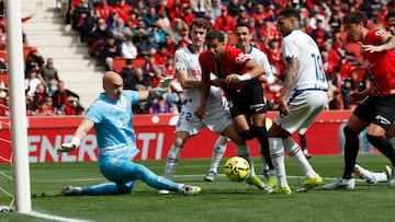 Dmitrovic se salva de la misma quema que Joan García