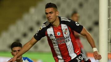 Rafael Santos Borr&eacute; en un partido de River Plate