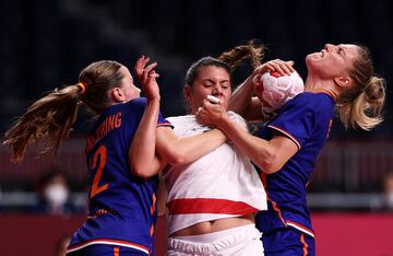 Laura Flippes del equipo de Francia es bloqueada por Bo van Wetering y Nycke Groot del equipo de Holanda durante el partido de balonmano de cuartos de final femenino entre Francia y Holanda.