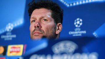 ARA03. LONDRES (R.UNIDO), 04/12/2017.- El entrenador del Atlético de Madrid, el argentino Diego Simeone, habla en una rueda de prensa hoy, lunes 4 de diciembre de 2017, en el estadio Stamford Bridge en Londres (R.Unido). Atlético Madrid enfrentará a Chelsea en un partido de la Liga de Campeones el este 5 de diciembre. EFE/ANDY RAIN