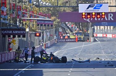El monoplaza del piloto indio, Kush Maini, el cual salía desde la quinta posición, no pudo arrancar en la salida y se quedó parado en su posición. Algunos de los vehículos que venían detrás pudieron pasarle, pero otros no pudieron reaccionar y hasta tres coches impactaron con el Invicta. Mientras que Oliver Goethe y Rafael Villagómez chocaron fuertemente, Pepe Martí se llevó la imagen más escalofriante y salió volando por los aires.