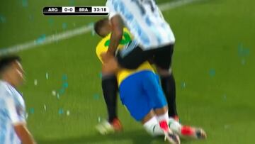 No sabemos qu谷 es peor: lo que hizo Otamendi, c車mo reaccion車 o que el 芍rbitro no pitase nada