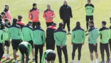 Fran escribá charla con la plantilla en un entrenamiento.