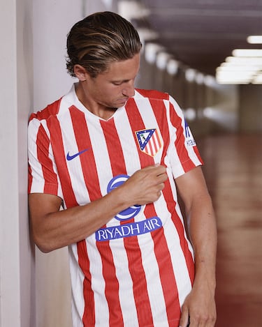 El nuevo uniforme del Atlético de Madrid combina elementos clásicos con una estética actual, manteniéndose fiel a la identidad rojiblanca del club. "La camiseta presenta cinco franjas verticales rojas intercaladas por cuatro blancas y tiene un cuello -también blanco- cuyo diseño 'vintage' aporta un toque distintivo".