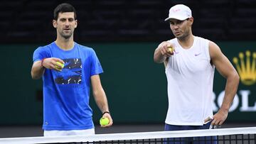 Novak Djokovic y Rafa Nadal hablar durante un entrenamiento del Rolex Par&iacute;s Masters de 2019.