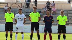 Manu Fuster, jugador del Albacete, posa junto al capitán del UCAM Murcia y el equipo arbitral antes de un partido.
