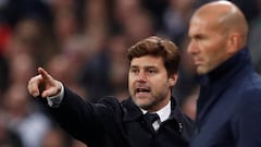 Pochettino da instrucciones en el partido ante el Madrid