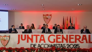 Mesa presidencial de la junta del Sevilla.
