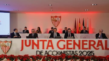 Mesa presidencial de la junta del Sevilla.