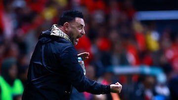 Soccer Football - Liga MX - Final - Second Leg - Toluca v Tigres UANL - Estadio Nemesio Diez, Toluca, Mexico - December 14, 2025 Toluca coach Antonio Mohamed reacts REUTERS/Eloisa Sanchez