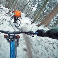 Así es como se disfruta de una épica sesión de DH en la nieve