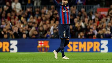 Soccer Football - LaLiga - FC Barcelona v Almeria - Camp Nou, Barcelona, Spain - November 5, 2022 FC Barcelona's Gerard Pique waves to fans as he is substituted after playing his last home game for FC Barcelona REUTERS/Albert Gea