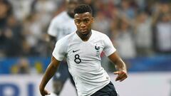 Lemar conduce un bal&oacute;n en un partido con Francia.