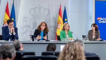 (I-D) El ministro de Transformación Digital y Función Pública, Óscar López; la ministra de Sanidad, Mónica García; la ministra de Educación, Formación Profesional y Deportes y portavoz del Gobierno, Pilar Alegría, y la ministra de Ciencia, Innovación y Universidades, Diana Morant, durante una rueda de prensa tras la reunión del Consejo de Ministros, en el Palacio de la Moncloa, a 7 de octubre de 2025, en Madrid (España). El Consejo de Ministros ha aprobado un nuevo real decreto para la reforma de la ley de universidades el cual establece que las nuevas universidades privadas necesitarán un informe de evaluación preceptivo y vinculante elaborado por la ANECA o las agencias autonómicas equivalentes, además del informe preceptivo de la Conferencia General de Política Universitaria que se exige actualmente. Si la evaluación de la agencia de calidad es favorable, la tramitación del proyecto de nueva universidad continuará en el Ministerio de Ciencia, Innovación y Universidades, que se encargará de emitir un informe preceptivo pero no vinculante que se centrará en la solvencia económica del proyecto y en la experiencia educativa del equipo de dirección. Asimismo, se exigirá que las universidades cuenten con una masa crítica de 4.500 estudiantes.
07 OCTUBRE 2025
Alberto Ortega / Europa Press
07/10/2025