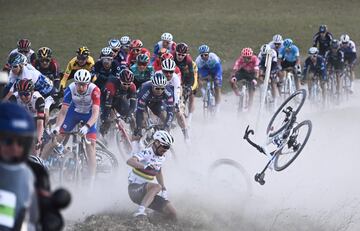 A 100 kilómetros de meta, caída masiva provocada por las fuertes rachas de viento. Alaphilippe, que ha saltado por los aires con voltereta incluida, entre los implicados. 
