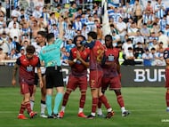 Fuentes Molina, sacando amarilla a Quagliata tras decretar penalti.