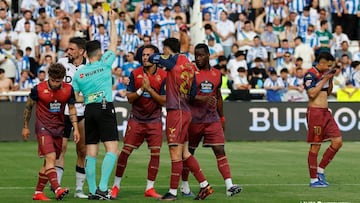 Fuentes Molina, sacando amarilla a Quagliata tras decretar penalti.