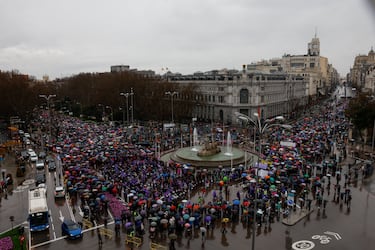  La marcha de la Comisión 8M a su paso por la plaza de Cibeles.