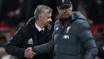 Ole Gunnar Solskjaer, entrenador del Manchester United, y Jürgen Klopp, entrenador del Liverpool, se saludan al término de un partido.