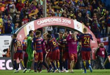 Los jugadores del FC Barcelona celebran la conquista de la final de la Copa del Rey tras ganar 2-0 al Sevilla esta noche en el estadio Vicente Calderón