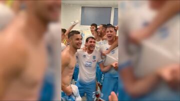 Los jugadores de la selección de San Marino celebran en el vestuario tras conseguir su primer triunfo oficial luego de 207 partidos oficiales.