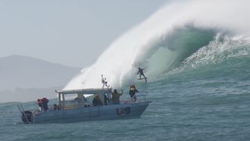 Un surfista practica foil en Belharra, una ola del Pa&iacute;s Vasco franc&eacute;s que solamente rompe una vez cada ciertos a&ntilde;os debido a que necesita una marejada muy potente. Con las olas del hurac&aacute;n Epsilon, el 29 de octubre del 2020 fun