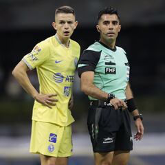 De las últimas 5 victorias de América con Adonai Escobedo, en 4 el rival terminó con 10