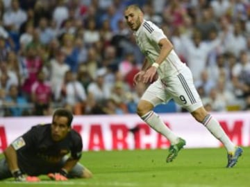 Claudio Bravo en el piso tras no poder contener el disparo de Karim Benzema.