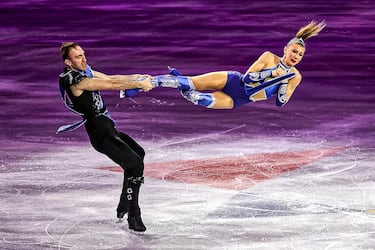 El patinaje artístico es una disciplina que conlleva un gran esfuerzo físico y genera un bello espectáculo para la  vista de los aficionados. Buena muestra de ello es esta imagen, en la que los georgianos Anastasia Metelkina y Luka Berulava actúan en la exhibición de campeones durante el Mundial de Patinaje Artístico que se disputa en Praga (República Checa).