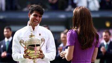 Carlos Alcaraz sonríe con el trofeo entre sus manos.