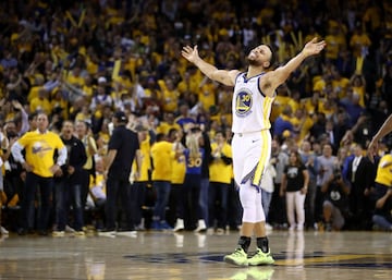 <b>- A?os en la NBA:</b> 2009-Actualidad <br> <b>- Equipos:</b> Golden State Warriors. <b>- Medias de su carrera:</b> 23,5 puntos, 4,5 rebotes, 6,6 asistencias. <br> <b>- Mejor temporada:</b> (2015-16) 30,1 puntos, 5,4 rebotes, 6,7 asistencias. <br> <b>- Méritos:</b> 3 veces campeón, 2 veces MVP, 7 veces all star, 3 veces en el Mejor Quinteto. <br> <br> Ya ha ganado tres anillos y dos MVP. Y ha sido el único que se ha llevado este premio de forma unánime. El único jugador que ha anotado 400 triples en una temporada, es más que un tirador aunque es el mejor tirador de siempre. Inteligente, excelente pasador y capaz de anotar sin depender de su tiro. Se retirará como una leyenda absoluta.
