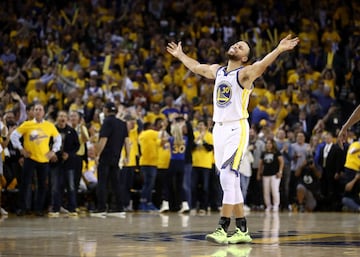 <b>- Años en la NBA:</b> 2009-Actualidad <br> <b>- Equipos:</b> Golden State Warriors. <b>- Medias de su carrera:</b> 23,5 puntos, 4,5 rebotes, 6,6 asistencias. <br> <b>- Mejor temporada:</b> (2015-16) 30,1 puntos, 5,4 rebotes, 6,7 asistencias. <br> <b>- Méritos:</b> 3 veces campeón, 2 veces MVP, 7 veces all star, 3 veces en el Mejor Quinteto. <br> <br> Ya ha ganado tres anillos y dos MVP. Y ha sido el único que se ha llevado este premio de forma unánime. El único jugador que ha anotado 400 triples en una temporada, es más que un tirador aunque es el mejor tirador de siempre. Inteligente, excelente pasador y capaz de anotar sin depender de su tiro. Se retirará como una leyenda absoluta.