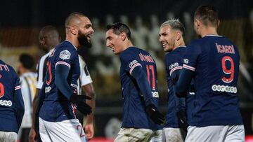 Paris Saint-Germain&#039;s French defender Layvin Kurzawa (L) celebrates with teammates after scoring a goal  during the French L1 football match between Angers (SCO) and Paris Saint-Germain (PSG) at the Raymond Kopa Stadium in Angers, western France, on 