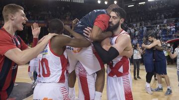 Granger abraza a Shengelia.