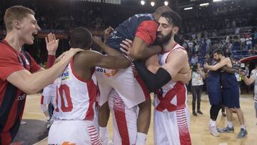 Granger abraza a Shengelia.