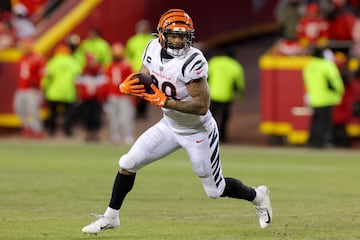 KANSAS CITY, MISSOURI - JANUARY 29: Joe Mixon #28 of the Cincinnati Bengals carries the ball against the Kansas City Chiefs during the third quarter in the AFC Championship Game at GEHA Field at Arrowhead Stadium on January 29, 2023 in Kansas City, Missouri.   Kevin C. Cox/Getty Images/AFP (Photo by Kevin C. Cox / GETTY IMAGES NORTH AMERICA / Getty Images via AFP)